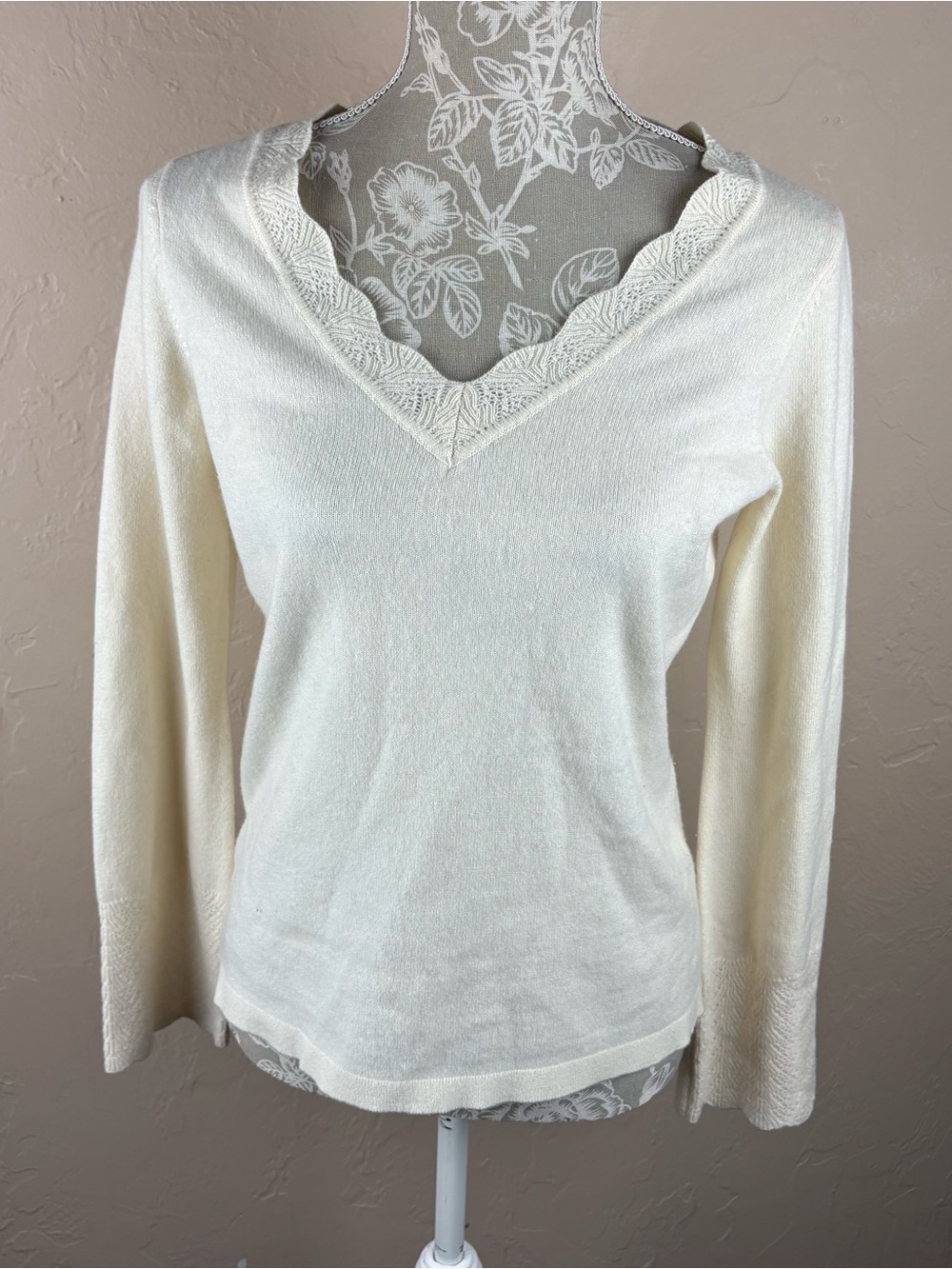Ann Taylor 100% Cashmere Ivory Cream Sweater V-neck Long Sleeve Women’s Medium